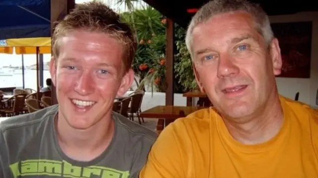 ડૈન વિલ્કિંસન પોતાના પિતા બૈરી સાથે