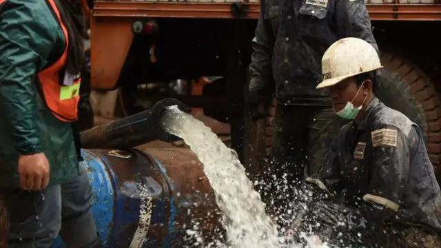 เจ้าหน้าที่ยังเร่งสูบน้ำออกจากถ้ำหลวง แต่ระดับน้ำไม่ค่อยลดลงเท่าไร