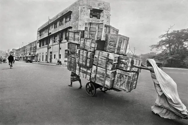 હાથલારી ખેંચનાર, 1979, રઘુ રાય