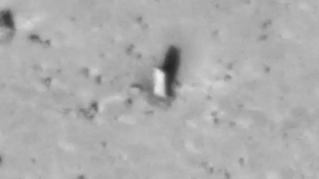 El monolito en la luna de Marte