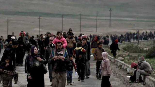 மொசூலை விட்டு வெளியேறும் மக்கள்