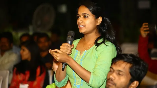 చర్చ అనంతరం ప్రశ్న వేస్తున్న యువతి