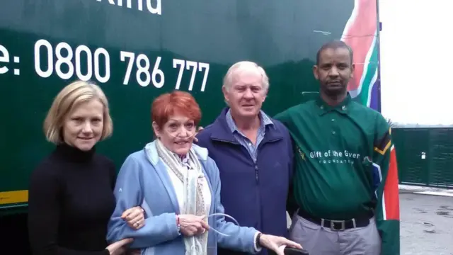 La familia de Stephen McGown junto a un miembro Gift of the Givers. (Foto: Gift of the Givers)