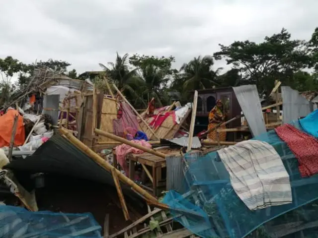 ঘূর্ণিঝড়ে বিধ্বস্ত ঘরবাড়ি।