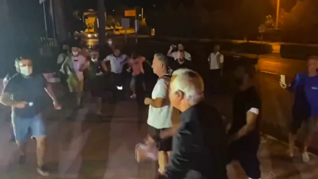 Halk TV'nin Marmaris İçmeler'de yangınlarla ilgili yaptığı canlı yayın sırasında konuklara ve televizyon ekibine saldırı gerçekleşti. Saldırganlar önce canlı yayına girdi, programa ara verildi. Ara sırasında ise yayını durdurmak isteyen kişiler Halk TV görevlilerinin üzerine yürüdü. Bir kişinin elindeki cam şişeyle saldırdığı da görüntülerde yer aldı.