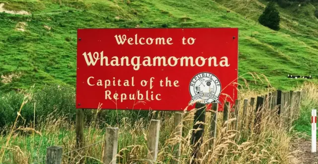 Whangamōmona ilijitangaza kuwa huru mnamo mwaka 1989 kwa kujibu kanuni mpya za eneo