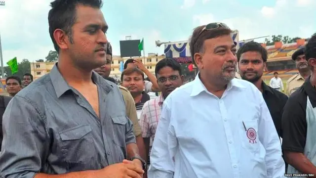 अपने पूर्व कोच चंचल भट्टाचार्य के साथ धोनी