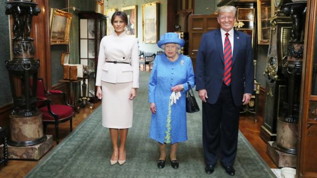 2018年，特朗普和妻子梅拉尼娅（Melania）在温莎城堡（Windsor Castle）会见英国女王。