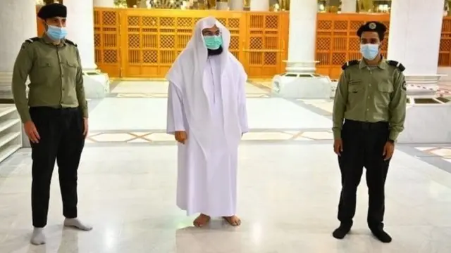 Sheekh Sudays Mar uu maanta ku sugnaa Masaajidka Nabiga ee Madinah.