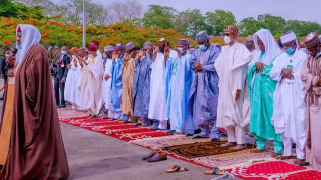 Shugaban Najeriya Muhammadu Buhari ya bi sahun miliyoyin 'yan kasar wajen yin sallah karama a Abuja, babban birnin kasar...