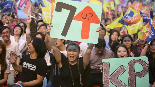 Supporters of Ko Wen-je cheer during opening the ballots box at Ko's headquarters on November 29, 2014 in Taipei, Taiwan.