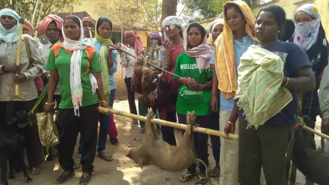 जनी शिकार पर निकली महिलाएं