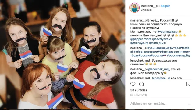 Nastya Podkovalihina e amigas posam com bigodes falsos,como jogar no f12 betimagem publicada no Instagram