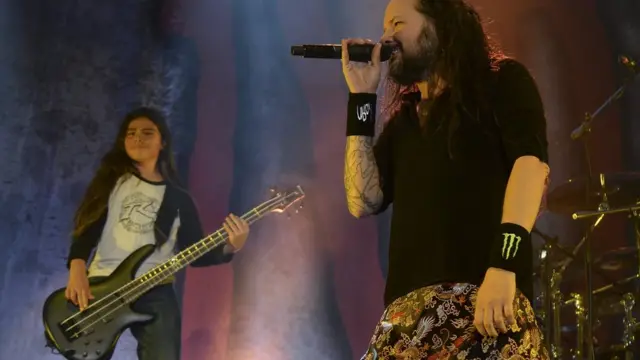 Tye Trujillo con Jonathan Davis.