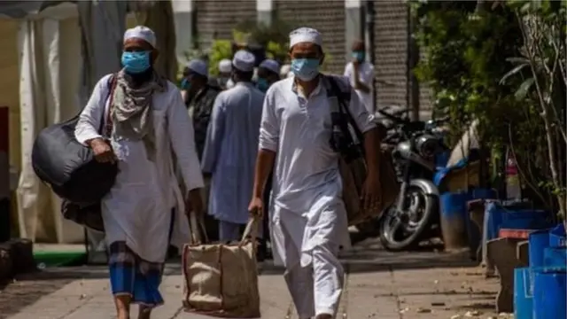 Qora tanli ayol Naomi Banks oq erkak bilan porno kastingda