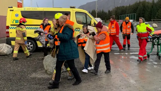 (캡션) 구조된 승객들이 구조대원들의 부축을 받고 있다