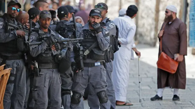 الاحتفال بإزالة البوابات الإلكترونية