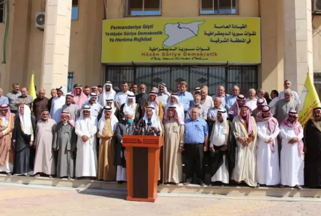 شيوخ ووجهاء العشائر الكردية والعربية والسريانية-الآشورية والإيزيدية بمركز العلاقات العامة لقوات سوريا الديمقراطية في مدينة الحسكة