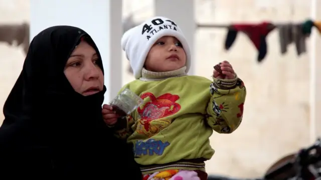 Anadolu Ajansı'nın 28 Aralık'a dair bu fotoğrafında saldırılardan kaçan bir ailenin bir camiye sığındığı görülüyor