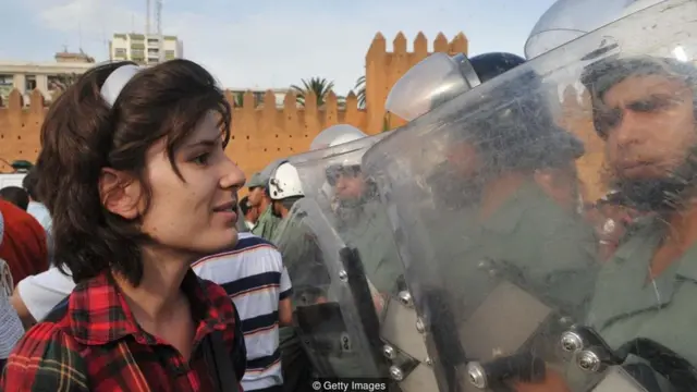 Manifestante pró-reforma desafia as forçassegurança no Marrocos2011