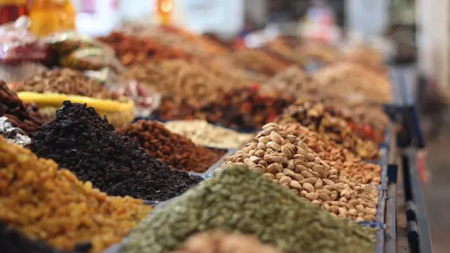 Орехи и изюм