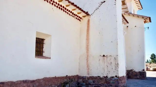 Untuk menghindari kobaran api, tiga tentara keluar dari jendela belakang kecil gereja dengan mengenakan pakaian orang suci