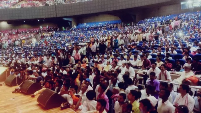 पटना के बापू सभागार में जुटी भीड़