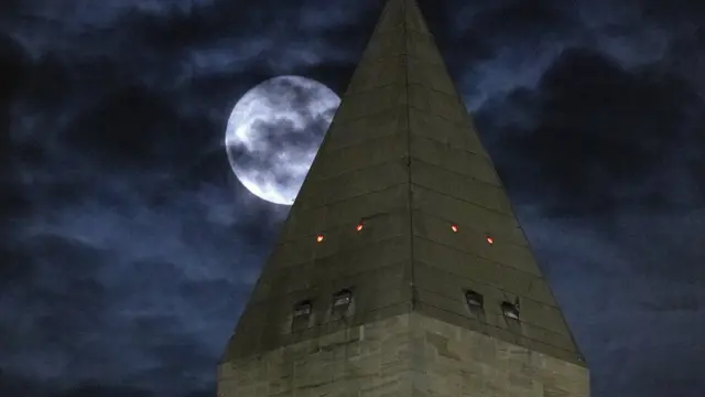 Місяць у хмарах за монументом Вашингтона у столиці США