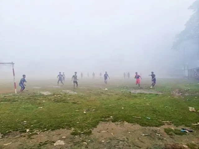 ঝালকাঠির নলছিটিতে ফুটবল খেলছেন তরুণরা