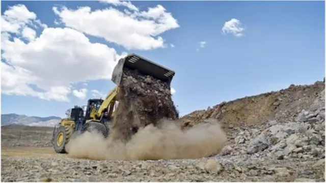 據報道，中國佔據稀土行業全球產出的95%，美國的稀土供應80%來自中國