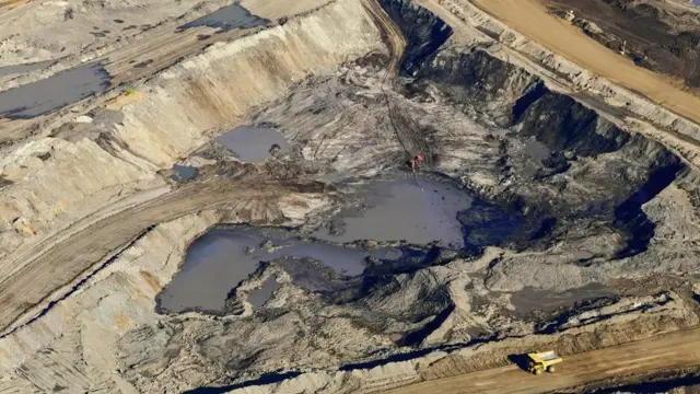 عمليات استخلاص البيتومين من الرمال النفطية بمقاطعة ألبرتا