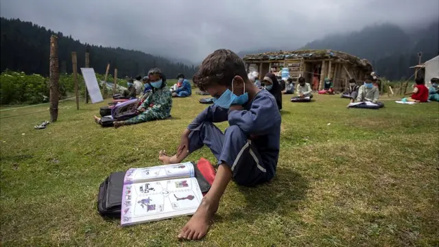 स्कूल में किताब पढ़ता एक बच्चा