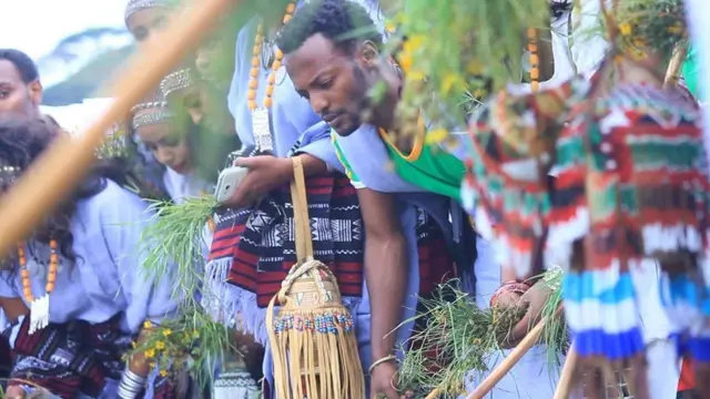 የኦሮሞ ሕዝብ የኢሬቻ በዓልን ለማክበረ ሲወጣ እንደ ሳር ወይም አበባ ያሉ እርጥብ ነገሮችን በእጁ ይዞ ይወጣል።