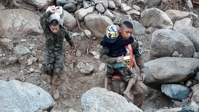 Soldados colombianos ayudan a rescatar a las víctimas del deslave.
