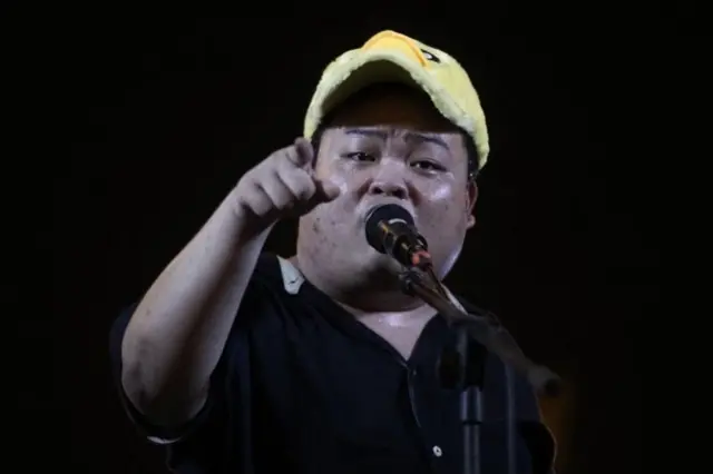 พริษฐ์ ชิวารักษ์ ชี้นิ้วบนเวทีปราศรัย