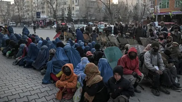 کابل کې لسګونه کسان د یوې نانوايي مخې ته د ویړیا وچې ډوډۍ په تمه انتظار کوي