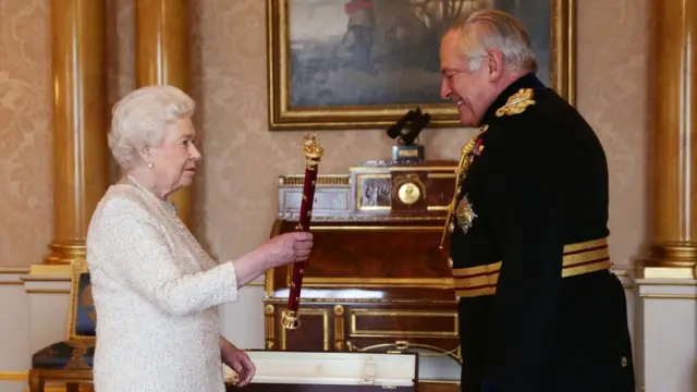 Королева Елизавета II вручает фельдмаршальский жезл лорду Чарльзу Гатри (2013 год)