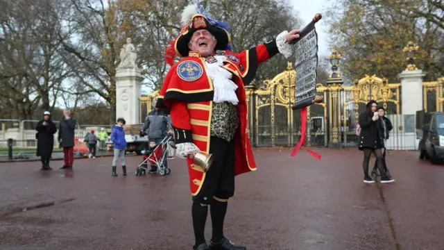 เจ้าหน้าที่ออกมาประกาศข่าวเจ้าชายแฮร์รี เตรียมเสกสมรสกับน.ส.มาร์เคิล บริเวณใกล้กับพระราชวังบัคกิงแฮม