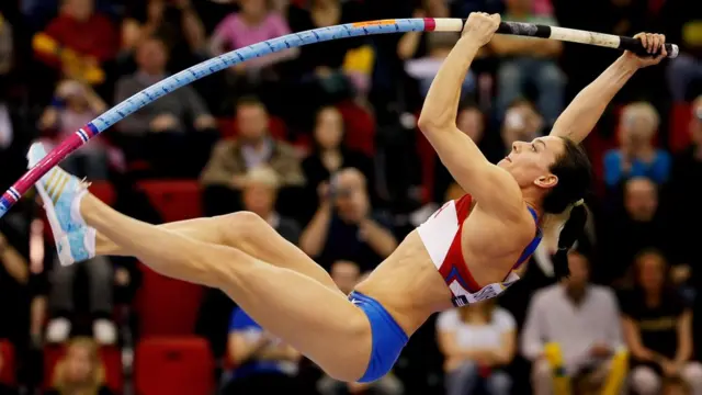 Yelena Isinbaeva en el salto de altura