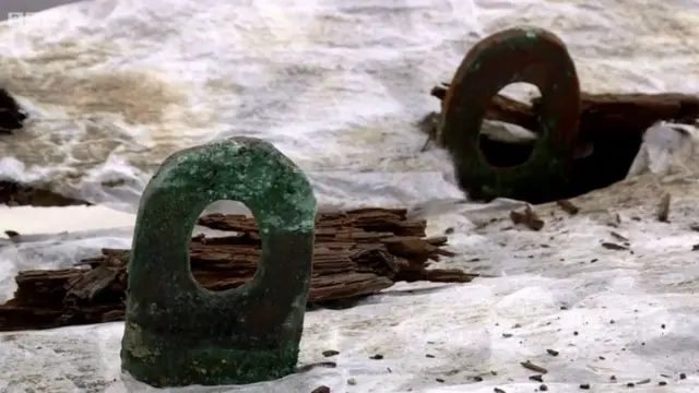 ज़मीन में दफ़्न नाव