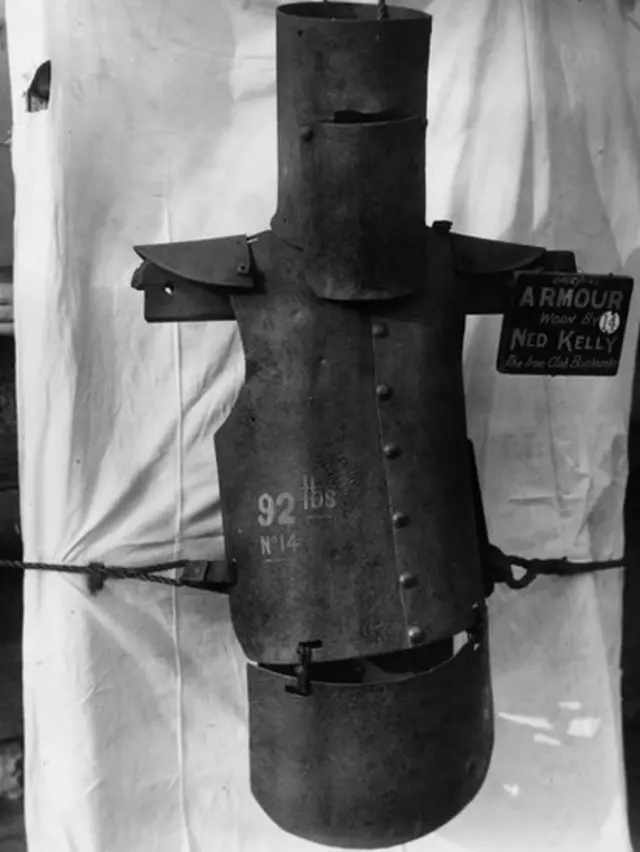 میوزیم میں پڑی اصل زرہ بکتر