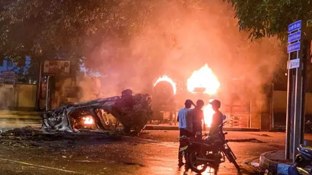 কলোম্বতে গাড়িতে আগুন দেয় বিক্ষোভকারীরা, ০৯/০৫/২০২২