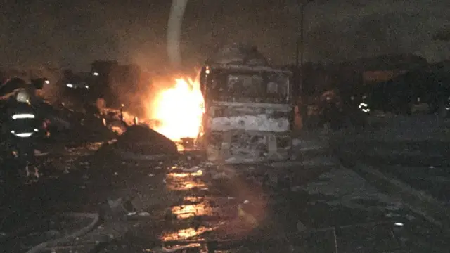 Wasu daga cikin motocin da suka kone a sanadiyyar gobarar Madina Atomic Junction dake birnin Accra, Ghana