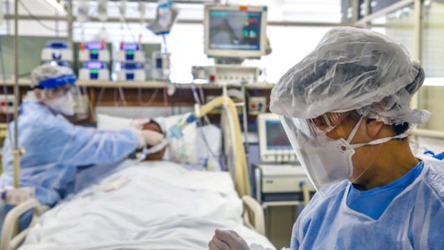 Enfermeiros atendem paciente em leito da UTI no Brasil