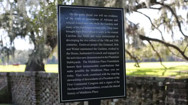 Placa na entrada da Fazenda Middleton Place