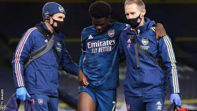 Bukayo Saka của Arsenal phải ra sân vì chấn thương trong trận đấu với Leeds United vào Chủ nhật
