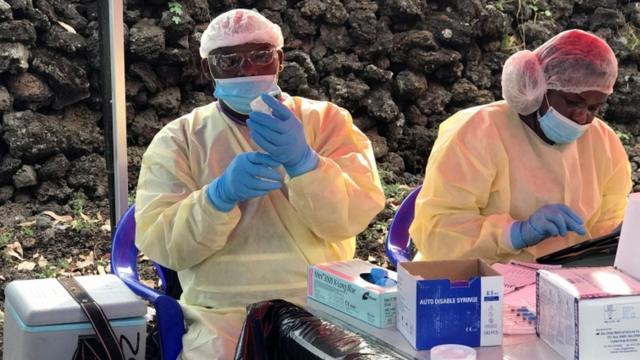 Des agents de santé congolais se préparent à administrer des vaccins anti-Ebola