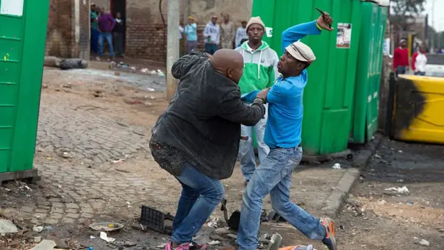Some men from Alexandra Township dey attack one Mozambican pesin.