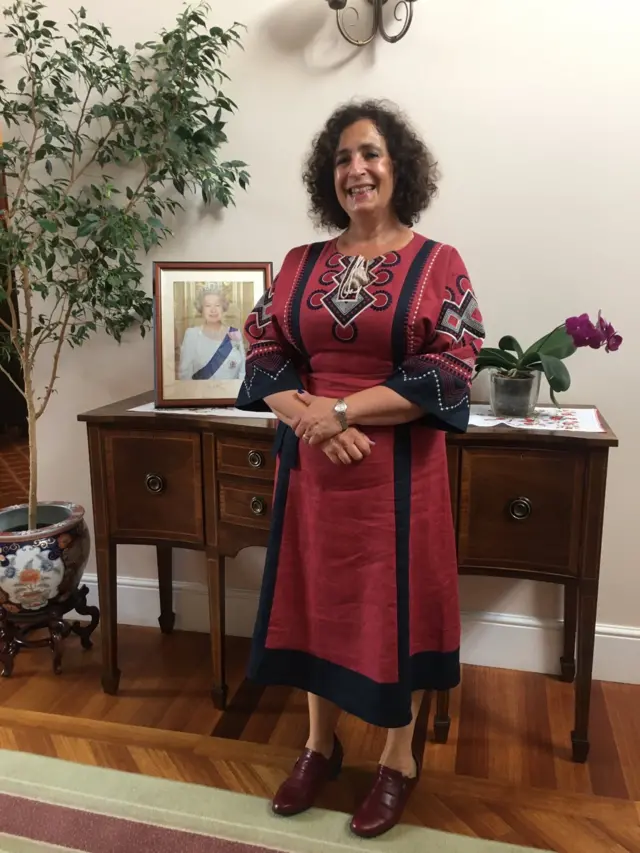 пані посол Мелінда Сіммонс