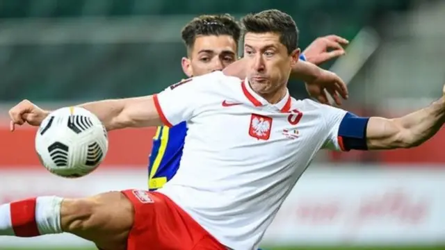 Lewandowski ya dauki kofin Bundesliga da na kalubale na Jamus hade kuma da na zakarun Turai a kakar da ta wuce da Bayern Munich